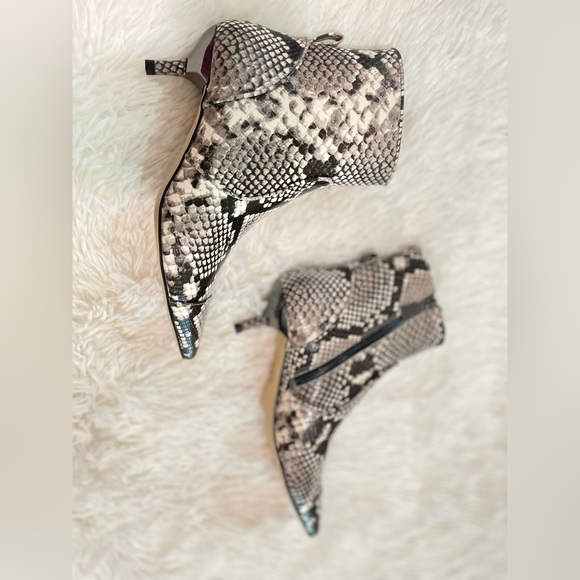 NEW Michael Kors Kadence Kitten Bootie EMB Faux Leather Color Sand Size 6 Box. - Picture 7 of 17